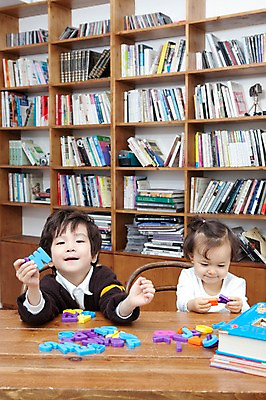 포토 JPG 문자 라이프스타일 알파벳 여자 남자 딸 행복 아들 어린이 의자 가족 탁자 책장 실내 사랑 웃음 들기 사람 앉기 동양인 소년 두명 라이프 책 장난감 유치원생 기쁨 한국인 자녀 서재 책상 여러권 어린이만 국내포토 영어 감정 가구 다수 관계 모션 표정 인종 내부 생활 파일형식