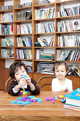 포토 JPG 문자 라이프스타일 알파벳 여자 남자 딸 행복 아들 어린이 의자 가족 탁자 책장 실내 사랑 웃음 들기 사람 앉기 동양인 소년 두명 라이프 책 장난감 유치원생 기쁨 한국인 자녀 서재 책상 여러권 어린이만 국내포토 영어 감정 가구 다수 관계 모션 표정 인종 내부 생활 파일형식