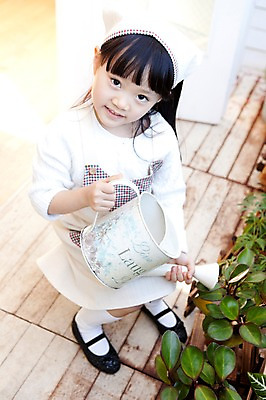 포토 JPG 전신 식물 라이프스타일 여자 딸 행복 화분 화초 어린이 가사 실내 두건 사랑 한명 서기 웃음 들기 사람 동양인 하이앵글 앞치마 유치원생 기쁨 물뿌리개 한국인 발코니 자녀 도움 물주기 원예 식물키우기 여자만 여자한명만 어린이만 소녀한명만 국내포토 1 감정 뷰포인트 컨셉 가족 모션 표정 인종 취미 내부 생활 소녀만 파일형식 관계