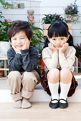 포토 JPG 전신 식물 라이프스타일 여자 남자 딸 행복 화분 아들 화초 어린이 가족 실내 사랑 웃음 사람 앉기 동양인 소년 두명 라이프 턱괴기 유치원생 기쁨 한국인 발코니 자녀 도움 어린이만 국내포토 감정 컨셉 관계 모션 표정 인종 내부 생활 파일형식