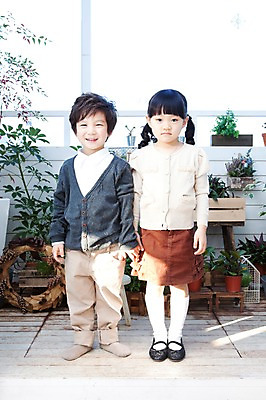 포토 JPG 전신 식물 라이프스타일 여자 남자 딸 행복 화분 아들 화초 어린이 가족 실내 사랑 서기 웃음 사람 동양인 소년 두명 라이프 유치원생 기쁨 한국인 발코니 자녀 도움 어린이만 국내포토 감정 컨셉 관계 모션 표정 인종 내부 생활 파일형식