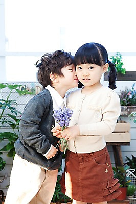 포토 JPG 식물 라이프스타일 여자 남자 꽃 딸 행복 화분 아들 화초 어린이 가족 키스 실내 사랑 웃음 들기 사람 동양인 소년 상반신 두명 라이프 유치원생 기쁨 한국인 발코니 자녀 도움 어린이만 국내포토 감정 컨셉 관계 모션 표정 인종 내부 생활 애정표현 파일형식 표현