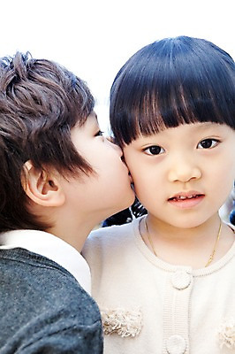 포토 JPG 라이프스타일 여자 남자 딸 행복 아들 어린이 가족 키스 실내 사랑 웃음 사람 동양인 소년 상반신 두명 라이프 유치원생 기쁨 한국인 발코니 자녀 도움 어린이만 국내포토 감정 컨셉 관계 표정 인종 내부 생활 애정표현 파일형식 표현