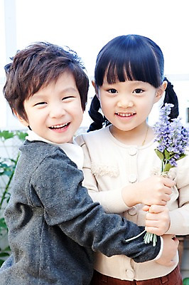 포토 JPG 식물 라이프스타일 여자 남자 꽃 딸 행복 아들 어린이 가족 안기 실내 사랑 웃음 들기 사람 동양인 소년 상반신 두명 라이프 유치원생 기쁨 한국인 발코니 자녀 도움 어린이만 국내포토 감정 컨셉 관계 모션 표정 인종 내부 생활 파일형식