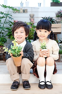 포토 JPG 전신 식물 라이프스타일 여자 남자 꽃 딸 행복 화분 아들 화초 어린이 가족 실내 사랑 웃음 들기 사람 앉기 동양인 소년 두명 라이프 유치원생 기쁨 한국인 발코니 자녀 도움 어린이만 국내포토 감정 컨셉 관계 모션 표정 인종 내부 생활 파일형식