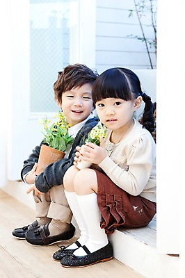 포토 JPG 전신 식물 라이프스타일 여자 남자 꽃 딸 행복 화분 아들 화초 어린이 가족 실내 사랑 웃음 들기 사람 앉기 동양인 소년 두명 라이프 유치원생 기쁨 한국인 발코니 자녀 도움 어린이만 국내포토 감정 컨셉 관계 모션 표정 인종 내부 생활 파일형식