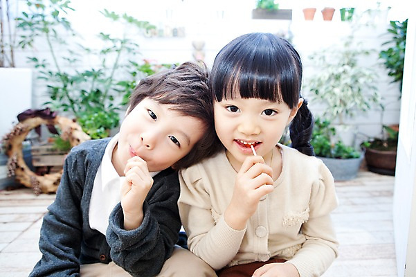 포토 JPG 식물 라이프스타일 여자 남자 딸 행복 화분 아들 화초 어린이 가족 실내 막대사탕 사탕 사랑 웃음 들기 사람 앉기 동양인 소년 상반신 두명 라이프 유치원생 기쁨 한국인 발코니 자녀 도움 먹기 어린이만 국내포토 감정 컨셉 관계 모션 디저트 표정 인종 내부 생활 파일형식 음식