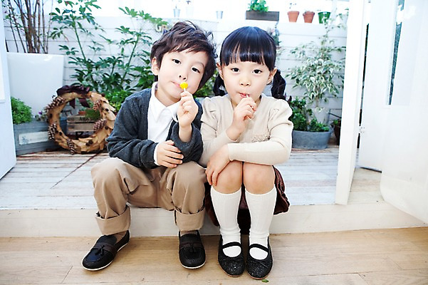 포토 JPG 전신 식물 라이프스타일 여자 남자 딸 행복 화분 아들 화초 어린이 가족 실내 막대사탕 사탕 사랑 웃음 들기 사람 앉기 동양인 소년 두명 라이프 유치원생 기쁨 한국인 발코니 자녀 도움 먹기 어린이만 국내포토 감정 컨셉 관계 모션 디저트 표정 인종 내부 생활 파일형식 음식
