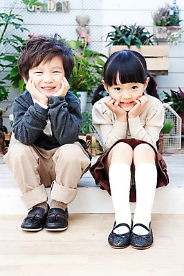 포토 JPG 전신 식물 라이프스타일 여자 남자 딸 행복 화분 아들 화초 어린이 가족 실내 사랑 웃음 사람 앉기 동양인 소년 두명 라이프 턱괴기 유치원생 기쁨 한국인 발코니 자녀 도움 어린이만 국내포토 감정 컨셉 관계 모션 표정 인종 내부 생활 파일형식