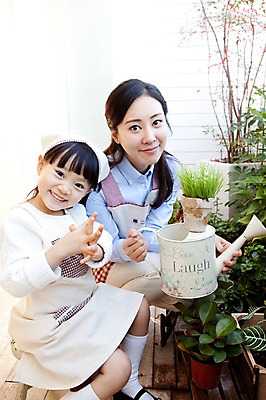 포토 JPG 식물 라이프스타일 여자 딸 행복 화분 화초 어린이 가사 가족 엄마 실내 두건 사랑 가족애 웃음 들기 사람 앉기 동양인 상반신 성인 두명 라이프 30대 앞치마 유치원생 기쁨 물뿌리개 한국인 발코니 자녀 도움 물주기 원예 식물키우기 여자만 국내포토 감정 컨셉 관계 모션 표정 인종 취미 내부 생활 장년 파일형식