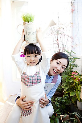포토 JPG 식물 라이프스타일 여자 딸 행복 화분 화초 어린이 가사 가족 안기 엄마 실내 두건 사랑 가족애 웃음 들기 사람 앉기 동양인 상반신 성인 두명 라이프 30대 앞치마 유치원생 기쁨 물뿌리개 한국인 발코니 자녀 도움 원예 식물키우기 여자만 국내포토 감정 컨셉 관계 모션 표정 인종 취미 내부 생활 장년 파일형식