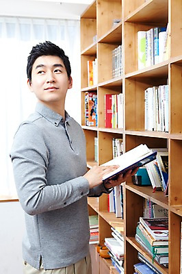 포토 JPG 라이프스타일 남자 책장 실내 한명 서기 들기 사람 동양인 상반신 성인 책 30대 독서 펼침 한국인 아빠 서재 여러권 남자만 남자한명만 성인남자만 성인한명만 성인남자한명만 장년만 장년남자만 장년남자한명만 성인만 국내포토 1 가구 다수 가족 모션 인종 내부 생활 장년 파일형식