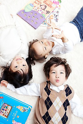 포토 JPG 라이프스타일 여자 남자 딸 행복 아들 어린이 가족 실내 사랑 가족애 영어교육 웃음 사람 동양인 소년 상반신 라이프 책 세명 하이앵글 눕기 독서 카펫 유치원생 기쁨 한국인 매트 자녀 아기 서재 여러권 다자녀 영어책 그림책 국내포토 영어 교육 감정 뷰포인트 다수 관계 모션 표정 인종 내부 생활 파일형식