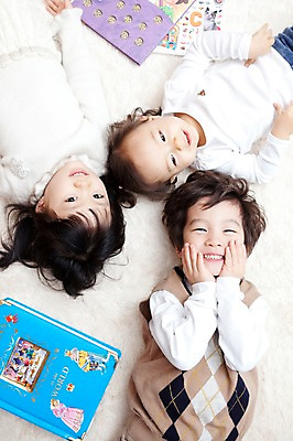 포토 JPG 라이프스타일 여자 남자 딸 행복 아들 어린이 가족 실내 사랑 가족애 영어교육 웃음 사람 동양인 소년 상반신 라이프 책 세명 하이앵글 눕기 독서 카펫 유치원생 기쁨 한국인 매트 자녀 아기 서재 여러권 다자녀 영어책 그림책 국내포토 영어 교육 감정 뷰포인트 다수 관계 모션 표정 인종 내부 생활 파일형식