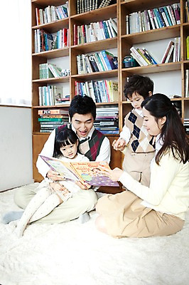 포토 JPG 전신 라이프스타일 여자 남자 딸 행복 아들 어린이 가족 안기 엄마 책장 실내 사랑 가족애 웃음 들기 사람 앉기 동양인 소년 여러명 성인 라이프 책 30대 독서 카펫 유치원생 기쁨 한국인 매트 자녀 아빠 서재 여러권 국내포토 감정 가구 다수 관계 모션 표정 인종 내부 생활 장년 파일형식