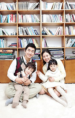 포토 JPG 전신 라이프스타일 여자 남자 딸 행복 아들 어린이 가족 안기 엄마 책장 실내 사랑 가족애 미소 웃음 사람 앉기 동양인 소년 여러명 성인 라이프 책 30대 카펫 유치원생 기쁨 한국인 매트 자녀 아빠 서재 즐거움 여러권 국내포토 감정 가구 다수 관계 모션 표정 인종 내부 생활 장년 파일형식
