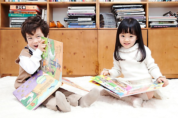 포토 JPG 전신 라이프스타일 여자 남자 딸 행복 아들 어린이 가족 책장 실내 미소 웃음 들기 사람 앉기 동양인 소년 두명 라이프 책 독서 카펫 유치원생 펼침 기쁨 한국인 매트 자녀 서재 즐거움 여러권 어린이만 국내포토 감정 가구 다수 관계 모션 표정 인종 내부 생활 파일형식