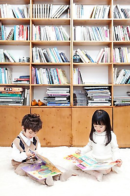 포토 JPG 전신 라이프스타일 여자 남자 딸 행복 아들 어린이 가족 책장 실내 미소 웃음 들기 사람 앉기 동양인 소년 두명 라이프 책 독서 카펫 유치원생 펼침 기쁨 한국인 매트 자녀 서재 즐거움 여러권 어린이만 국내포토 감정 가구 다수 관계 모션 표정 인종 내부 생활 파일형식