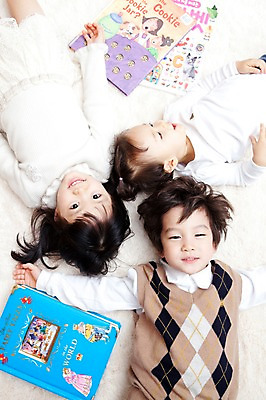 포토 JPG 라이프스타일 여자 남자 딸 행복 아들 어린이 가족 실내 사랑 가족애 영어교육 미소 웃음 사람 동양인 소년 상반신 라이프 책 세명 하이앵글 눕기 독서 카펫 유치원생 기쁨 한국인 매트 자녀 아기 서재 즐거움 다자녀 영어책 그림책 세권 국내포토 영어 교육 감정 뷰포인트 관계 모션 표정 3 인종 내부 생활 파일형식