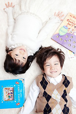 포토 JPG 라이프스타일 여자 남자 딸 행복 아들 어린이 가족 실내 사랑 가족애 영어교육 미소 웃음 사람 동양인 소년 상반신 두명 라이프 책 하이앵글 눕기 독서 카펫 유치원생 기쁨 한국인 매트 자녀 서재 즐거움 영어책 두권 그림책 어린이만 국내포토 영어 교육 감정 뷰포인트 2 관계 모션 표정 인종 내부 생활 파일형식