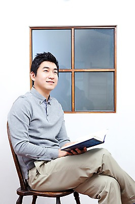 포토 JPG 라이프스타일 남자 의자 실내 한명 미소 웃음 들기 사람 앉기 동양인 상반신 성인 책 30대 독서 펼침 한국인 아빠 서재 한권 남자만 남자한명만 성인남자만 성인한명만 성인남자한명만 장년만 장년남자만 장년남자한명만 성인만 국내포토 1 가구 가족 모션 표정 인종 내부 생활 장년 파일형식