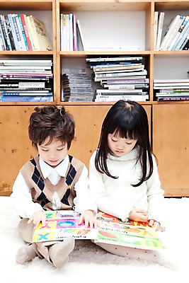 포토 JPG 전신 라이프스타일 여자 남자 딸 행복 아들 어린이 가족 책장 실내 영어교육 미소 웃음 들기 사람 앉기 동양인 소년 두명 라이프 책 독서 카펫 유치원생 기쁨 한국인 매트 자녀 서재 즐거움 여러권 영어책 그림책 어린이만 국내포토 영어 교육 감정 가구 다수 관계 모션 표정 인종 내부 생활 파일형식