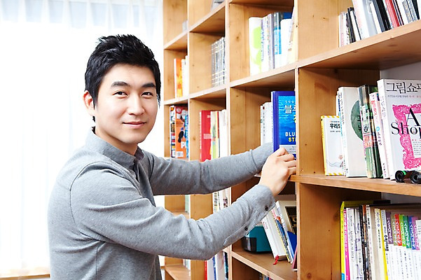 포토 JPG 라이프스타일 남자 책장 실내 한명 서기 미소 웃음 사람 동양인 상반신 성인 책 30대 한국인 아빠 선택 서재 여러권 남자만 남자한명만 성인남자만 성인한명만 성인남자한명만 장년만 장년남자만 장년남자한명만 성인만 국내포토 1 가구 다수 컨셉 가족 모션 표정 인종 내부 생활 장년 파일형식