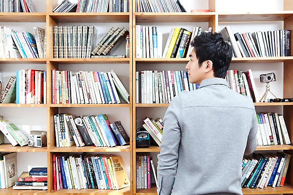 포토 JPG 라이프스타일 남자 책장 실내 한명 서기 미소 웃음 사람 동양인 상반신 성인 뒷모습 책 30대 한국인 아빠 선택 서재 여러권 남자만 남자한명만 성인남자만 성인한명만 성인남자한명만 장년만 장년남자만 장년남자한명만 성인만 국내포토 1 뷰포인트 가구 다수 컨셉 가족 모션 표정 인종 내부 생활 장년 파일형식