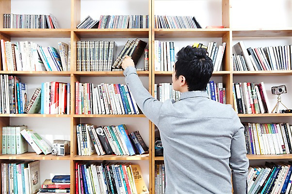 포토 JPG 라이프스타일 남자 책장 실내 한명 서기 사람 동양인 상반신 성인 뒷모습 책 30대 한국인 아빠 선택 서재 여러권 남자만 남자한명만 성인남자만 성인한명만 성인남자한명만 장년만 장년남자만 장년남자한명만 성인만 국내포토 1 뷰포인트 가구 다수 컨셉 가족 모션 인종 내부 생활 장년 파일형식