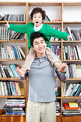 포토 JPG 라이프스타일 남자 행복 아들 어린이 가족 책장 실내 사랑 가족애 서기 미소 웃음 사람 동양인 소년 상반신 성인 두명 라이프 책 30대 유치원생 기쁨 한국인 자녀 목말 아빠 서재 즐거움 여러권 남자만 국내포토 감정 가구 다수 관계 모션 표정 인종 내부 생활 장년 파일형식