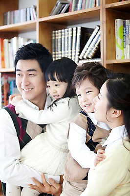 포토 JPG 라이프스타일 여자 남자 딸 행복 아들 어린이 가족 안기 엄마 책장 실내 사랑 가족애 미소 웃음 사람 동양인 소년 여러명 상반신 성인 라이프 책 30대 유치원생 기쁨 한국인 자녀 아빠 서재 즐거움 여러권 국내포토 감정 가구 다수 관계 모션 표정 인종 내부 생활 장년 파일형식