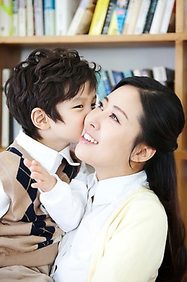 포토 JPG 라이프스타일 여자 남자 행복 아들 어린이 가족 안기 엄마 책장 키스 실내 사랑 가족애 미소 웃음 사람 동양인 소년 상반신 성인 두명 라이프 책 30대 유치원생 기쁨 한국인 자녀 서재 즐거움 여러권 국내포토 감정 가구 다수 관계 모션 표정 인종 내부 생활 장년 애정표현 파일형식