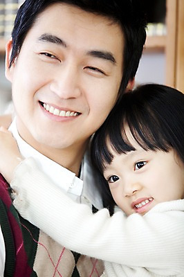 포토 JPG 라이프스타일 여자 남자 딸 행복 어린이 가족 안기 책장 실내 사랑 가족애 미소 웃음 사람 동양인 상반신 성인 두명 라이프 책 30대 유치원생 기쁨 한국인 자녀 아빠 서재 즐거움 여러권 부녀 국내포토 감정 가구 다수 관계 모션 표정 인종 내부 생활 장년 파일형식