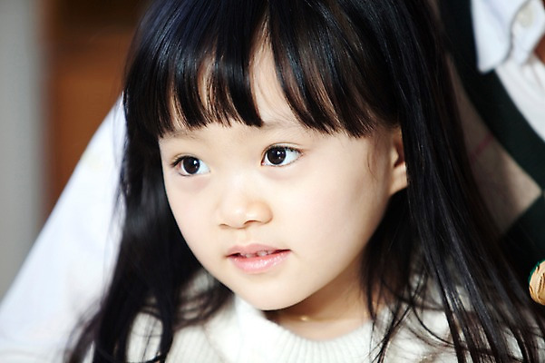 포토 JPG 라이프스타일 여자 딸 어린이 가족 실내 미소 웃음 사람 앉기 동양인 두명 라이프 책 유치원생 한국인 자녀 서재 여러권 여자만 어린이만 국내포토 다수 관계 모션 표정 인종 내부 생활 파일형식