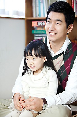 포토 JPG 라이프스타일 여자 남자 딸 행복 어린이 가족 안기 책장 실내 사랑 가족애 미소 웃음 사람 앉기 동양인 상반신 성인 두명 라이프 책 30대 손잡기 유치원생 기쁨 한국인 자녀 아빠 서재 즐거움 여러권 부녀 국내포토 감정 가구 다수 관계 모션 표정 인종 내부 생활 장년 파일형식