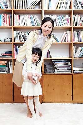 포토 JPG 전신 라이프스타일 여자 딸 행복 어린이 가족 안기 엄마 책장 실내 사랑 가족애 서기 미소 웃음 사람 동양인 성인 두명 라이프 책 30대 손잡기 카펫 유치원생 기쁨 한국인 매트 자녀 서재 즐거움 여러권 여자만 국내포토 감정 가구 다수 관계 모션 표정 인종 내부 생활 장년 파일형식