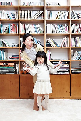 포토 JPG 전신 라이프스타일 여자 딸 행복 어린이 가족 엄마 책장 실내 사랑 가족애 서기 미소 웃음 사람 동양인 성인 두명 라이프 책 30대 손잡기 카펫 유치원생 기쁨 한국인 매트 자녀 서재 즐거움 여러권 여자만 국내포토 감정 가구 다수 관계 모션 표정 인종 내부 생활 장년 파일형식