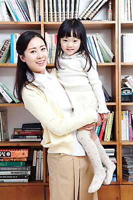 포토 JPG 전신 라이프스타일 여자 딸 행복 어린이 가족 안기 엄마 책장 실내 사랑 가족애 서기 미소 웃음 사람 동양인 상반신 성인 두명 라이프 책 30대 유치원생 기쁨 한국인 자녀 서재 즐거움 여러권 여자만 국내포토 감정 가구 다수 관계 모션 표정 인종 내부 생활 장년 파일형식