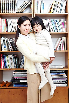 포토 JPG 전신 라이프스타일 여자 딸 행복 어린이 가족 안기 엄마 책장 실내 사랑 가족애 서기 미소 웃음 사람 동양인 상반신 성인 두명 라이프 책 30대 유치원생 기쁨 한국인 자녀 서재 즐거움 여러권 여자만 국내포토 감정 가구 다수 관계 모션 표정 인종 내부 생활 장년 파일형식