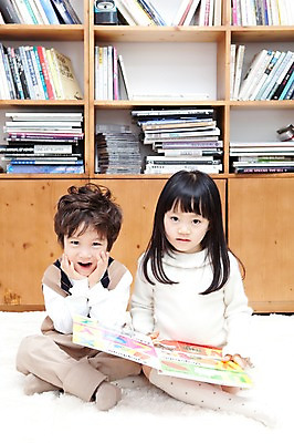 포토 JPG 전신 라이프스타일 여자 남자 딸 행복 아들 어린이 가족 책장 실내 영어교육 미소 웃음 들기 사람 앉기 동양인 소년 두명 라이프 책 독서 카펫 유치원생 펼침 기쁨 한국인 매트 자녀 서재 즐거움 여러권 영어책 그림책 어린이만 국내포토 영어 교육 감정 가구 다수 관계 모션 표정 인종 내부 생활 파일형식