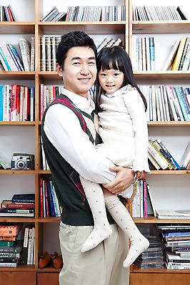 포토 JPG 전신 라이프스타일 여자 남자 딸 행복 어린이 가족 안기 책장 실내 사랑 가족애 서기 미소 웃음 사람 동양인 상반신 성인 두명 라이프 책 30대 유치원생 기쁨 한국인 자녀 아빠 서재 즐거움 여러권 부녀 국내포토 감정 가구 다수 관계 모션 표정 인종 내부 생활 장년 파일형식