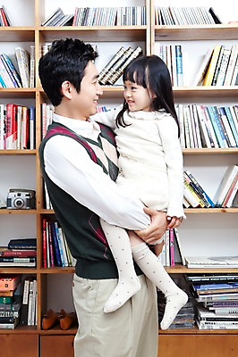 포토 JPG 전신 라이프스타일 여자 남자 딸 행복 어린이 가족 안기 책장 실내 사랑 가족애 서기 미소 웃음 사람 동양인 상반신 성인 두명 라이프 책 30대 마주보기 유치원생 기쁨 한국인 자녀 아빠 서재 즐거움 여러권 부녀 국내포토 감정 가구 다수 관계 모션 표정 인종 내부 생활 장년 파일형식