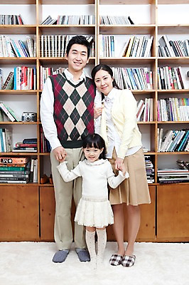 포토 JPG 전신 라이프스타일 여자 남자 딸 행복 어린이 가족 엄마 책장 실내 사랑 가족애 서기 미소 웃음 사람 동양인 성인 라이프 책 세명 30대 손잡기 카펫 유치원생 기쁨 한국인 매트 자녀 아빠 서재 즐거움 여러권 국내포토 감정 가구 다수 관계 모션 표정 인종 내부 생활 장년 파일형식