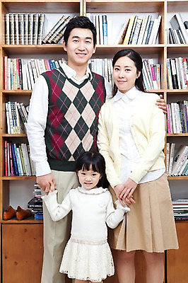 포토 JPG 라이프스타일 여자 남자 딸 행복 어린이 가족 엄마 책장 실내 사랑 가족애 서기 미소 웃음 사람 동양인 성인 라이프 책 세명 30대 손잡기 유치원생 기쁨 한국인 자녀 아빠 서재 즐거움 여러권 국내포토 감정 가구 다수 관계 모션 표정 인종 내부 생활 장년 파일형식