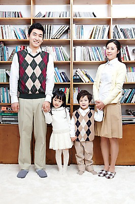 포토 JPG 전신 라이프스타일 여자 남자 딸 행복 아들 어린이 가족 엄마 책장 실내 사랑 가족애 서기 미소 웃음 사람 동양인 소년 여러명 성인 라이프 책 30대 손잡기 카펫 유치원생 기쁨 한국인 매트 자녀 아빠 서재 즐거움 여러권 국내포토 감정 가구 다수 관계 모션 표정 인종 내부 생활 장년 파일형식