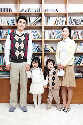 포토 JPG 전신 라이프스타일 여자 남자 딸 행복 아들 어린이 가족 엄마 책장 실내 사랑 가족애 서기 미소 웃음 사람 동양인 소년 여러명 성인 라이프 책 30대 손잡기 카펫 유치원생 기쁨 한국인 매트 자녀 아빠 서재 즐거움 여러권 국내포토 감정 가구 다수 관계 모션 표정 인종 내부 생활 장년 파일형식