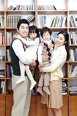 포토 JPG 전신 라이프스타일 여자 남자 딸 행복 아들 어린이 가족 안기 엄마 책장 실내 사랑 가족애 서기 미소 웃음 사람 동양인 소년 여러명 성인 라이프 책 30대 유치원생 기쁨 한국인 자녀 아빠 서재 즐거움 여러권 국내포토 감정 가구 다수 관계 모션 표정 인종 내부 생활 장년 파일형식