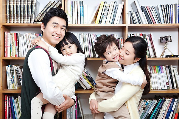 포토 JPG 라이프스타일 여자 남자 딸 행복 아들 어린이 가족 안기 엄마 책장 실내 사랑 가족애 서기 미소 웃음 사람 동양인 소년 여러명 상반신 성인 라이프 책 30대 유치원생 기쁨 한국인 자녀 아빠 서재 즐거움 여러권 국내포토 감정 가구 다수 관계 모션 표정 인종 내부 생활 장년 파일형식