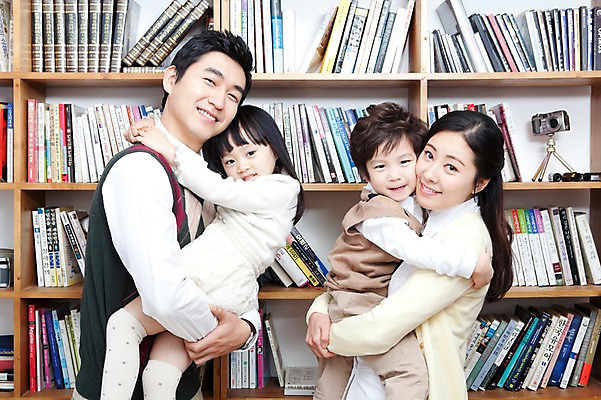 포토 JPG 라이프스타일 여자 남자 딸 행복 아들 어린이 가족 안기 엄마 책장 실내 사랑 가족애 서기 미소 웃음 사람 앉기 동양인 소년 여러명 상반신 성인 라이프 책 30대 유치원생 기쁨 한국인 자녀 아빠 서재 즐거움 여러권 국내포토 감정 가구 다수 관계 모션 표정 인종 내부 생활 장년 파일형식