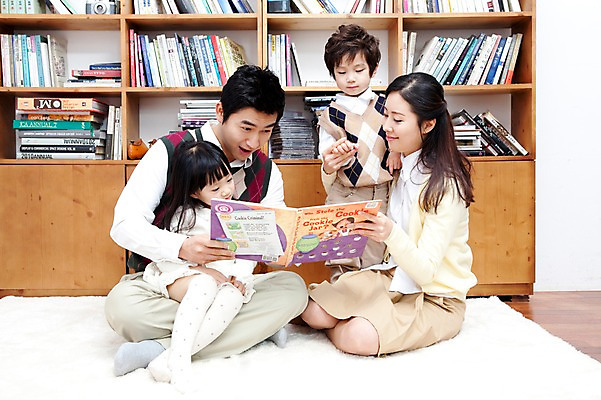 포토 JPG 전신 라이프스타일 여자 남자 딸 행복 아들 어린이 가족 안기 엄마 책장 실내 사랑 가족애 영어교육 미소 웃음 들기 사람 앉기 동양인 소년 여러명 성인 라이프 책 30대 독서 카펫 유치원생 펼침 기쁨 한국인 매트 자녀 아빠 서재 즐거움 여러권 영어책 그림책 국내포토 영어 교육 감정 가구 다수 관계 모션 표정 인종 내부 생활 장년 파일형식